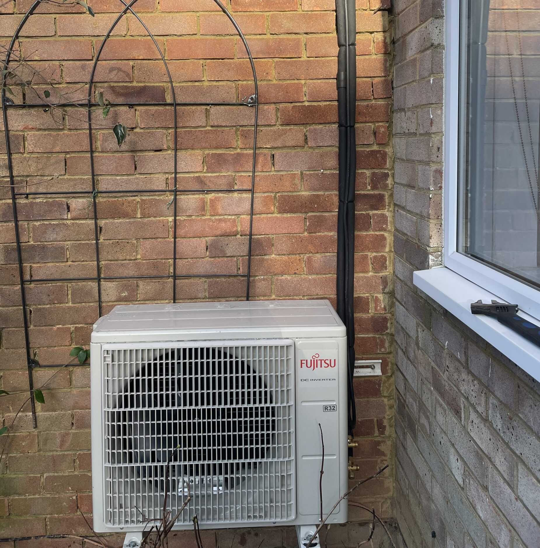 This is an outdoor Fujitsu unit that was fitted by myself. Basic but nice, neat and tidy.